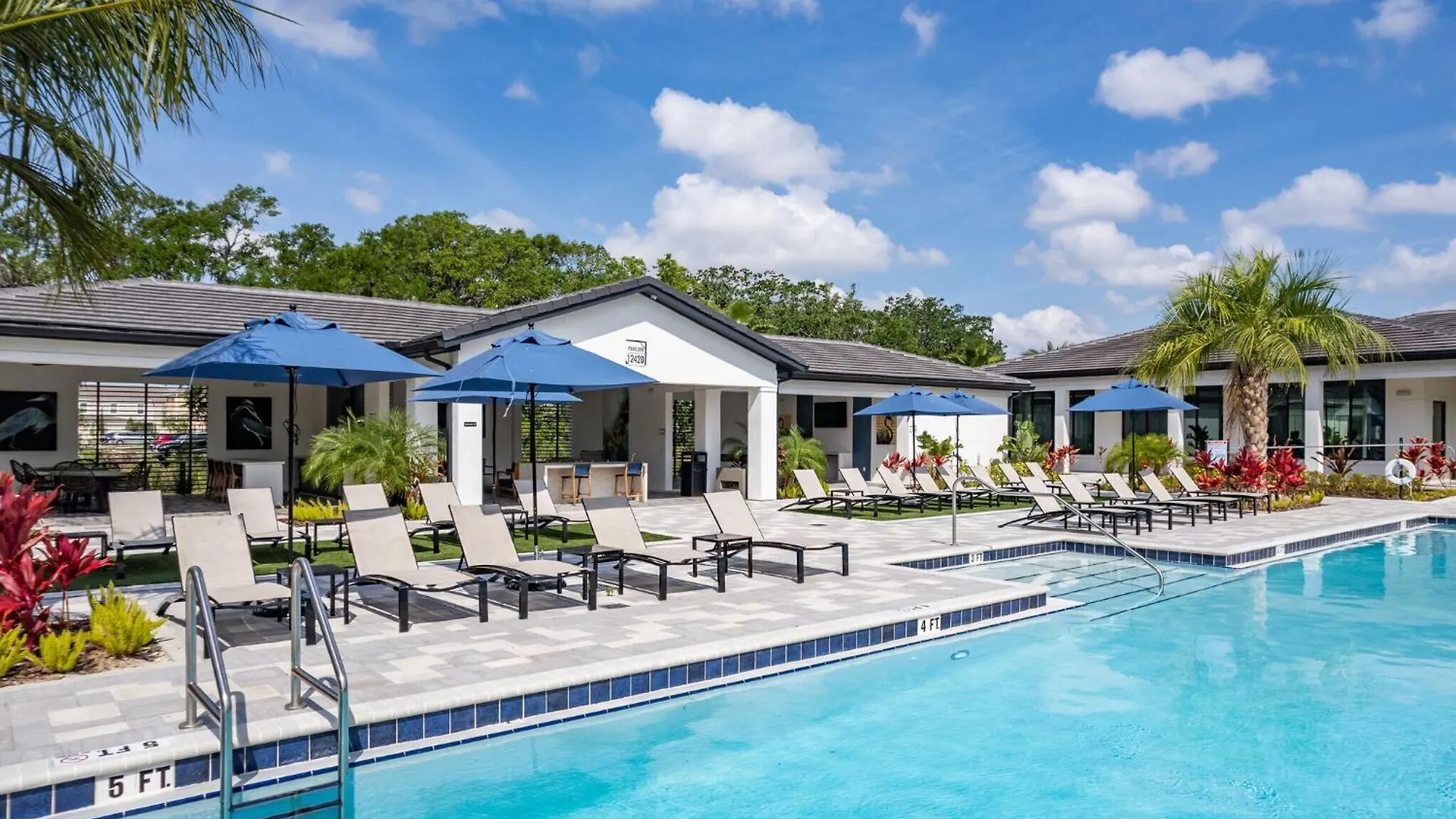 Private Full King-Size Bed Haven, Resort Pool, & Great Pool Orlando Apartment